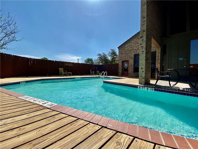 Foto del edificio - 8888 Tallwood Dr
