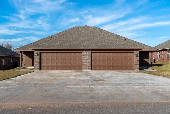Building Photo - Charming Duplex with AMAZING Updates throu...