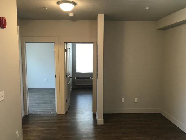 Building Photo - 855 W 800 S
