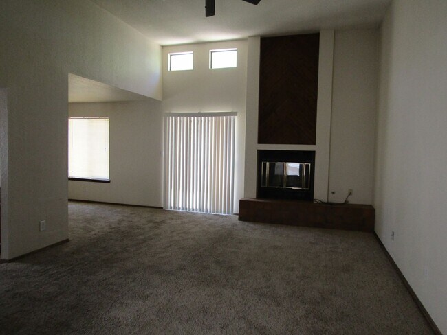 Foto del edificio - Great Townhouse on Hillrise & Roadrunner Ct!