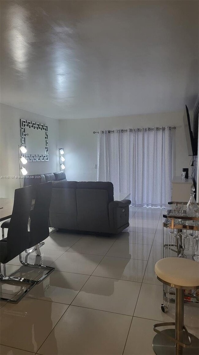 Foto del edificio - 120 Royal Palm Rd