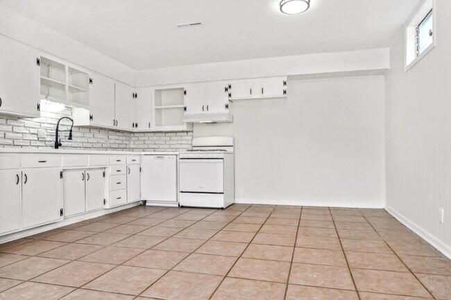 Foto del edificio - Beautifully Renovated 3 Bedroom Home in KCK Available Now!  1st Month's Rent is FREE!