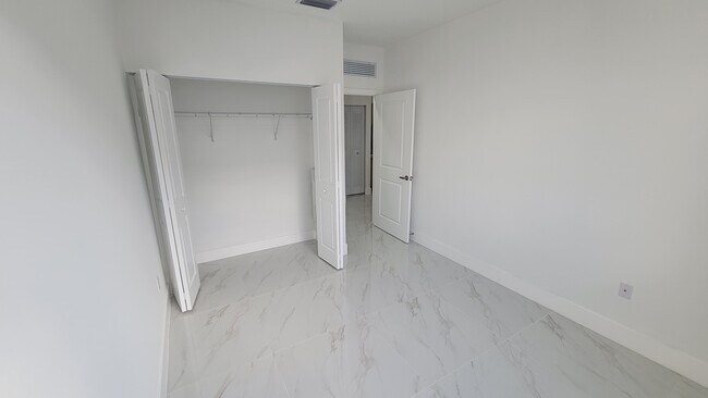 Foto del edificio - 1380 W 30th St