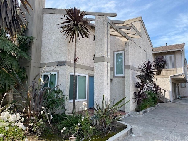 Building Photo - 2645 Santa Ana Ave