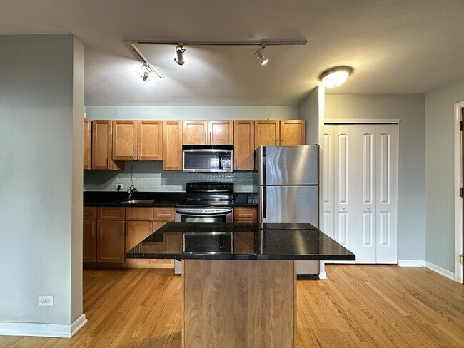 Foto del edificio - 4180 N Marine Dr