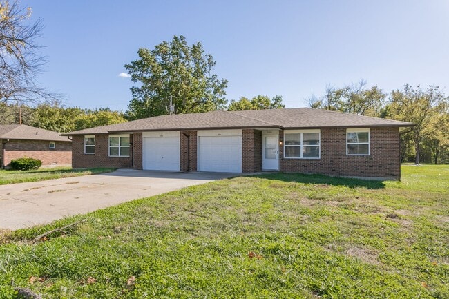 Building Photo - 2502-2502 E Morris Dr