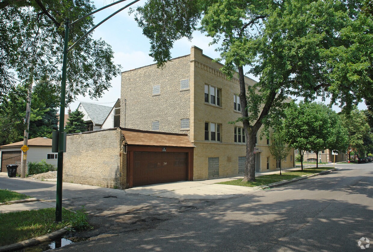 Building Photo - 3501 W WRIGHTWOOD Ave