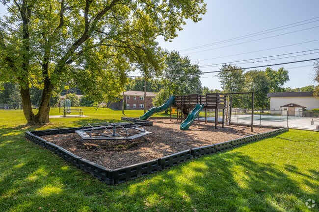 Patio de juegos - Village Crest Apartments