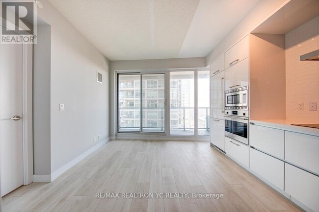 Building Photo - 2221-2221 Yonge St