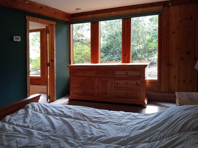 Vista a los rododendros del jardín. - 8008 149th St NW