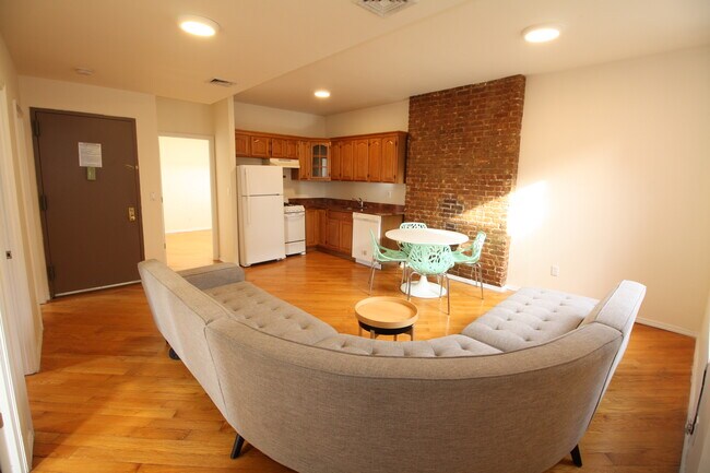 Foto del edificio - 302 Pleasant Ave