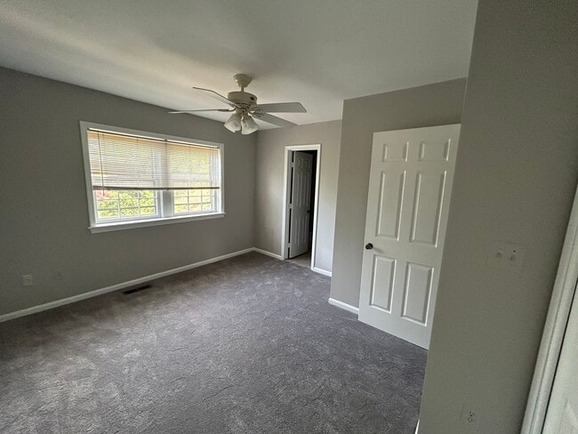 Building Photo - 4863 Chevy Chase Dr
