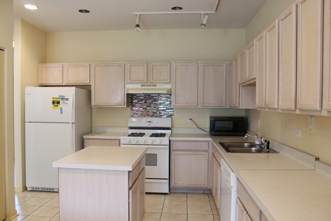 Building Photo - 637 Creekside Cir