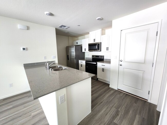 Building Photo - Modern 3-Bedroom, 3-Bathroom Home with Sma...
