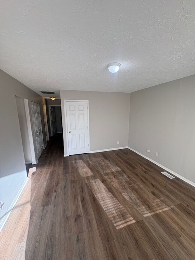 Foto del edificio - House for Rent with detached garage 3 BR/ 1 BA