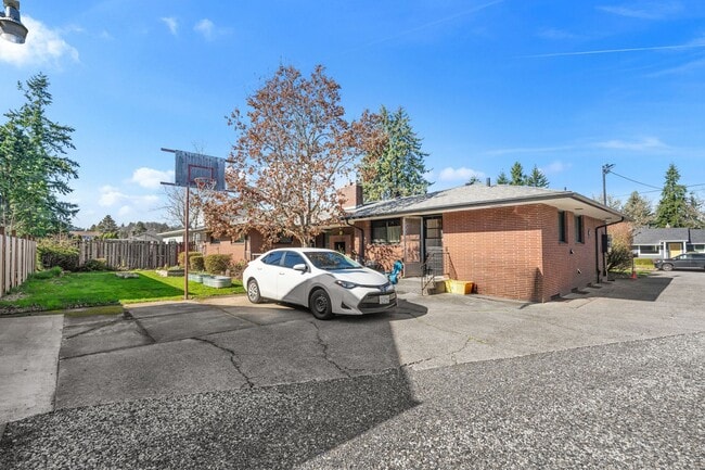 Foto del edificio - 3 Bedroom 3 bath 1 level Mid Century Beauty!
