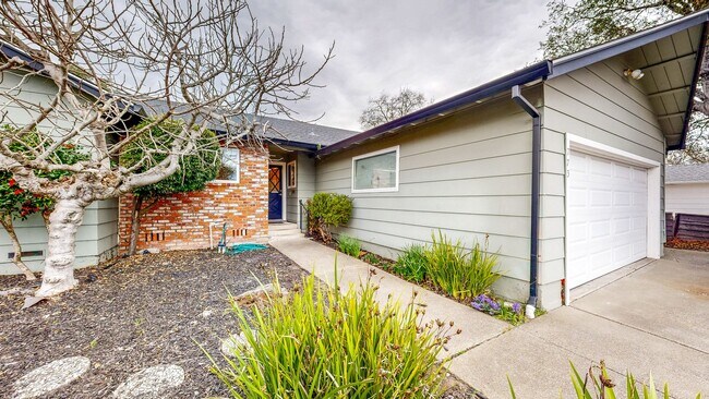 Foto del edificio - 3 Bedroom 2 Full Bath with Private Yard and 1 Car Garage !