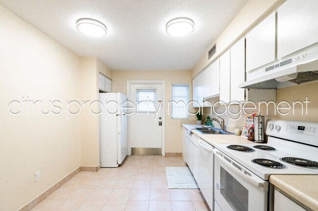 Foto del edificio - 3026 Fairway Ln