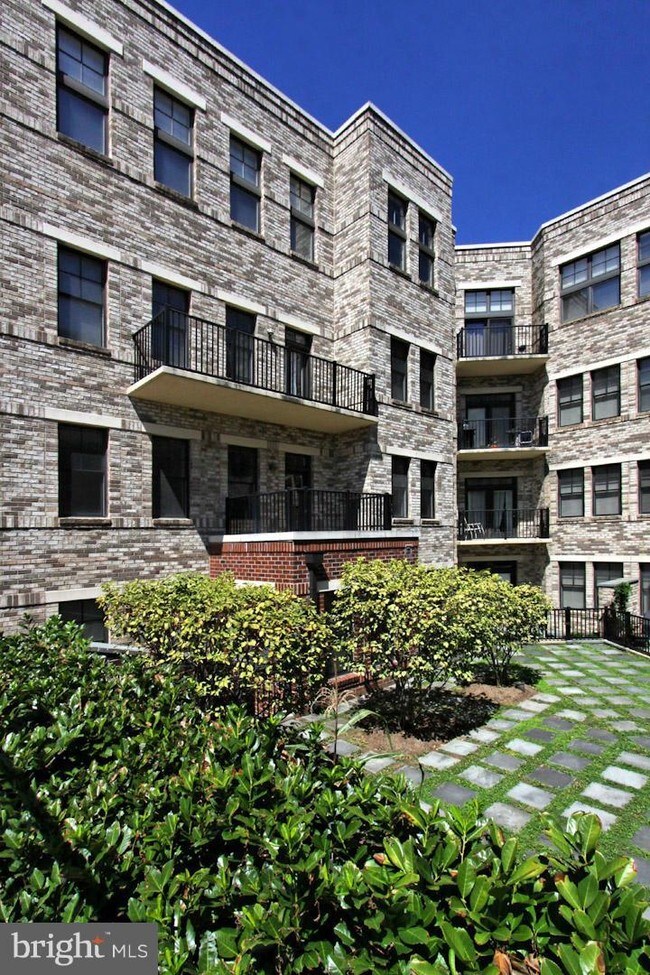 Building Photo - 181 E Reed Ave