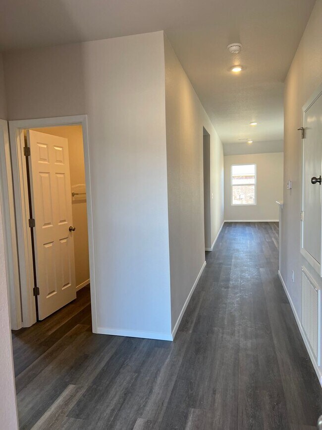 Building Photo - LEASING SPECIAL 1/2 OFF FIRST MONTHS RENT!...