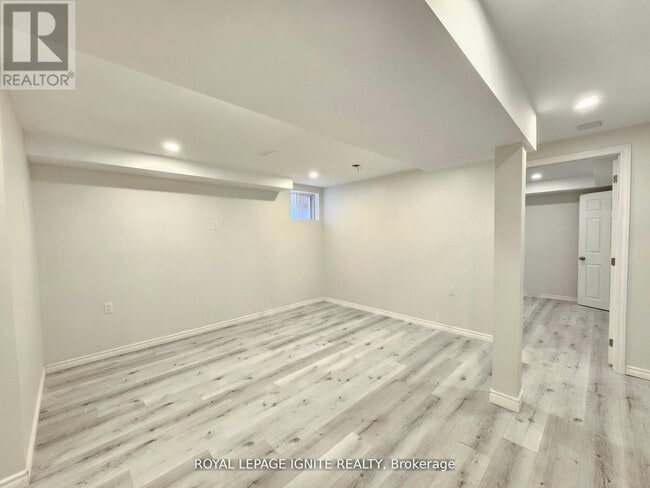 Building Photo - 669 Sweetwater Cres