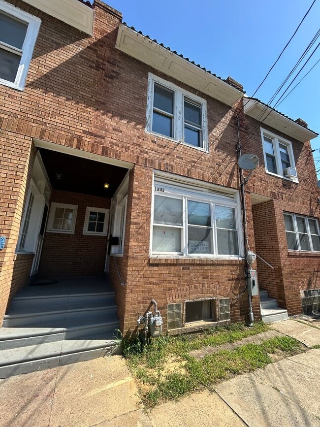 Building Photo - 1243 Dayton St