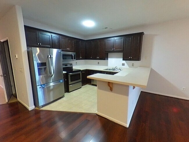 Foto del edificio - 3 Bedrooms, 2.5 Bathrooms Waterfront Townhouse