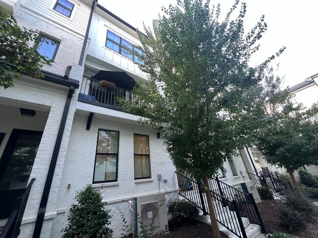 Foto del edificio - Stunning 3BD, 3.5BA Raleigh Townhome in a Walkable Community Near Tons of Shopping and Dining Opt...