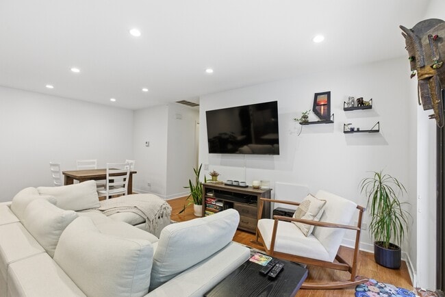 Building Photo - 222 S Racine Ave