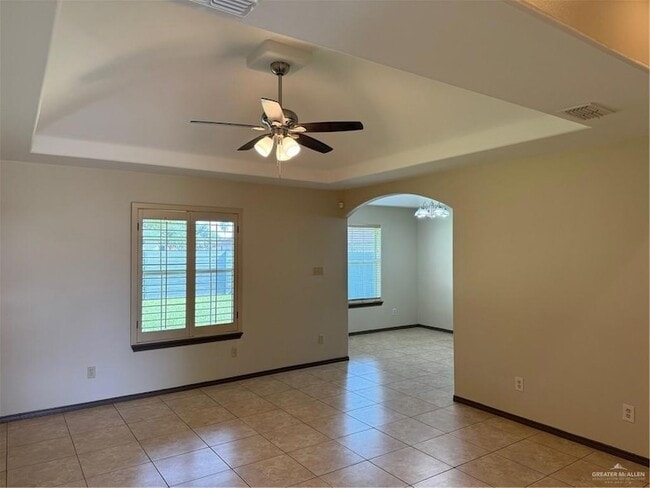 Building Photo - 904 W Solar Dr