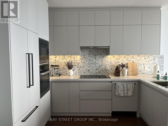 Photo du bâtiment - 2230 Lake Shore Blvd W