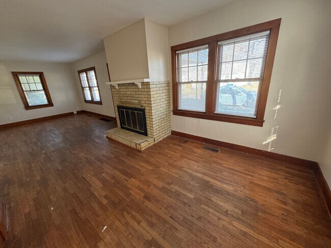 Building Photo - Cozy 2 Bed, 1 Bath Home with Fireplace and...
