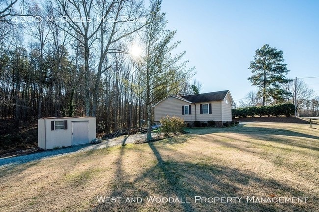 Building Photo - Great Country Living