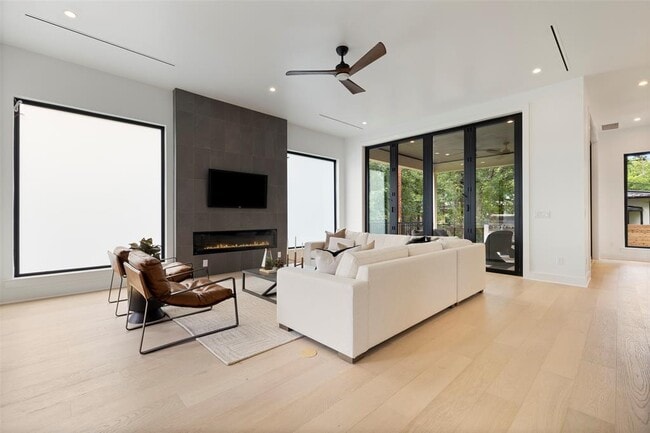 Building Photo - 2504 Bluffview Dr