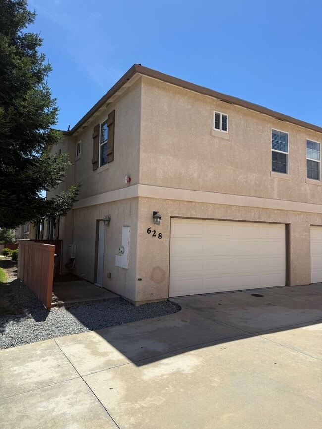 Building Photo - 3-bedroom, 2.5-bathroom townhouse located ...