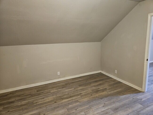 Building Photo - Second Floor Apartment Close to Woodlawn Park