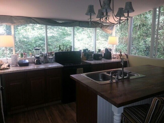 Building Photo - 15 Roseway Cir