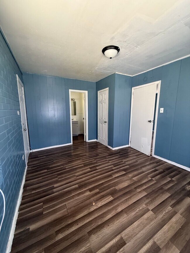 Building Photo - 203 W Dove Ln