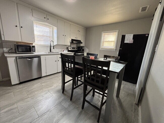 Foto del edificio - 114 Holly St