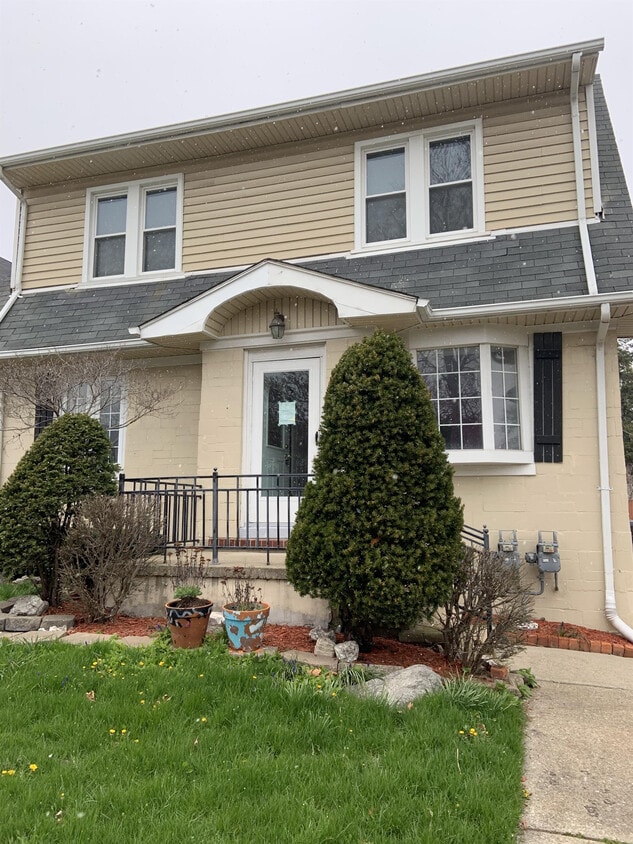 512 Emmons Blvd, Wyandotte, MI 48192 Townhome Rentals in Wyandotte MI