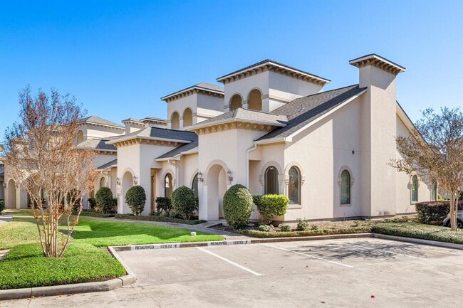 Building Photo - 12832 Willow Centre Dr
