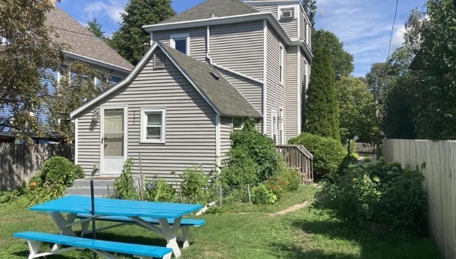 Building Photo - Freshly painted 4 bed Duplex in South Minn...