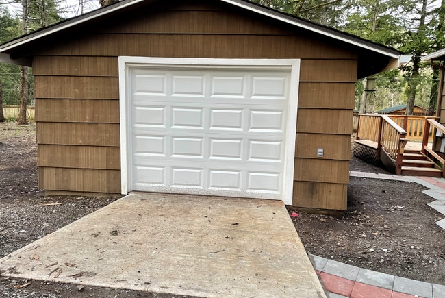 Garage - 20220 E Peter Pl