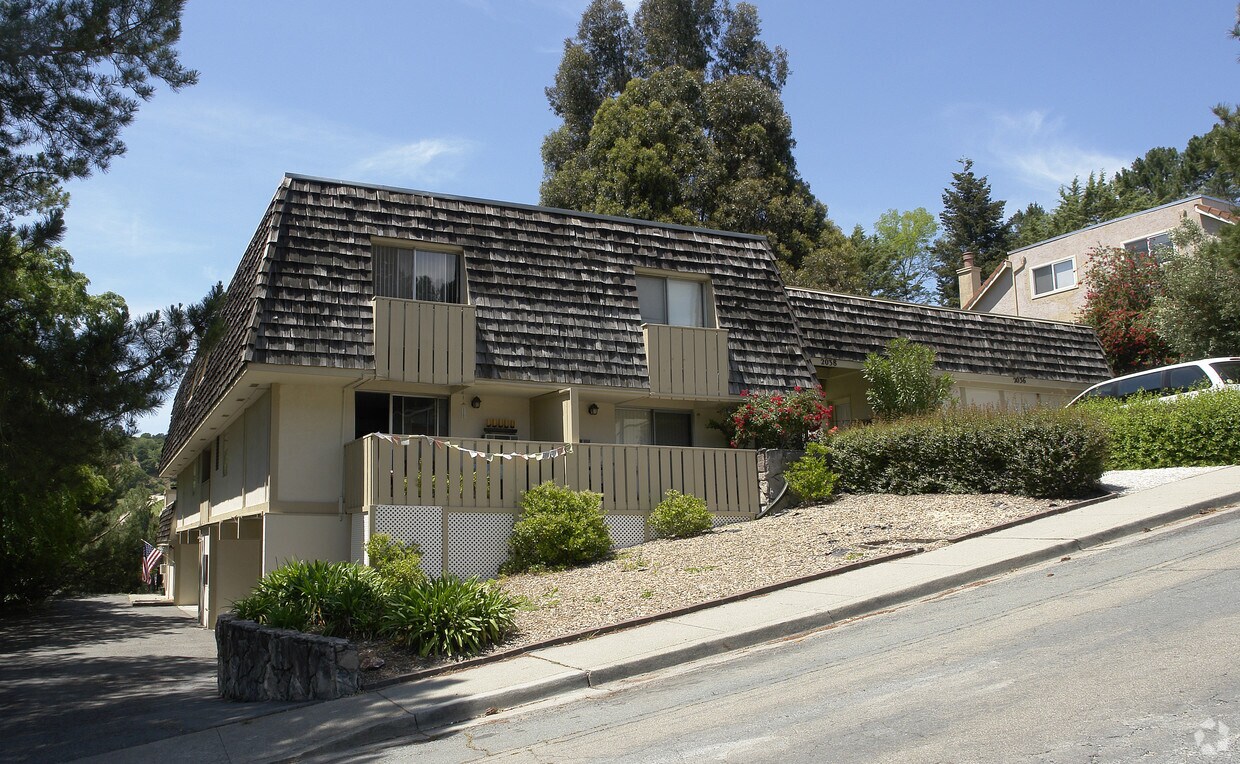 Building Photo - 2038 Ascot Dr