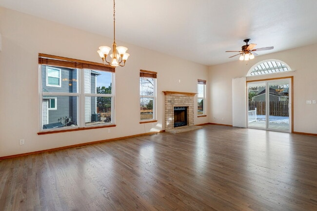 Building Photo - Spacious 5-Bedroom Broadmoor Glen Rancher ...