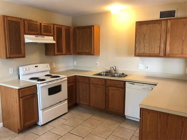 Building Photo - 7300 Twin Crest Dr