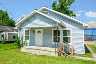 Building Photo - 3013 Brackenridge St