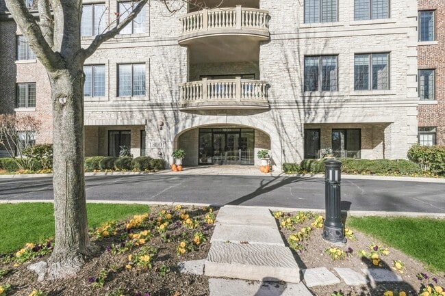 Building Photo - 1800 Amberley Ct