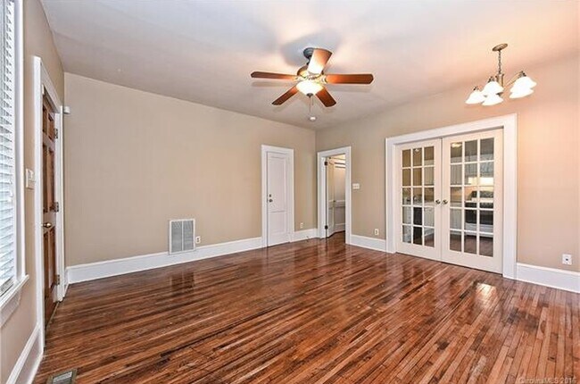 Sala de estar - 322 Walnut Ave