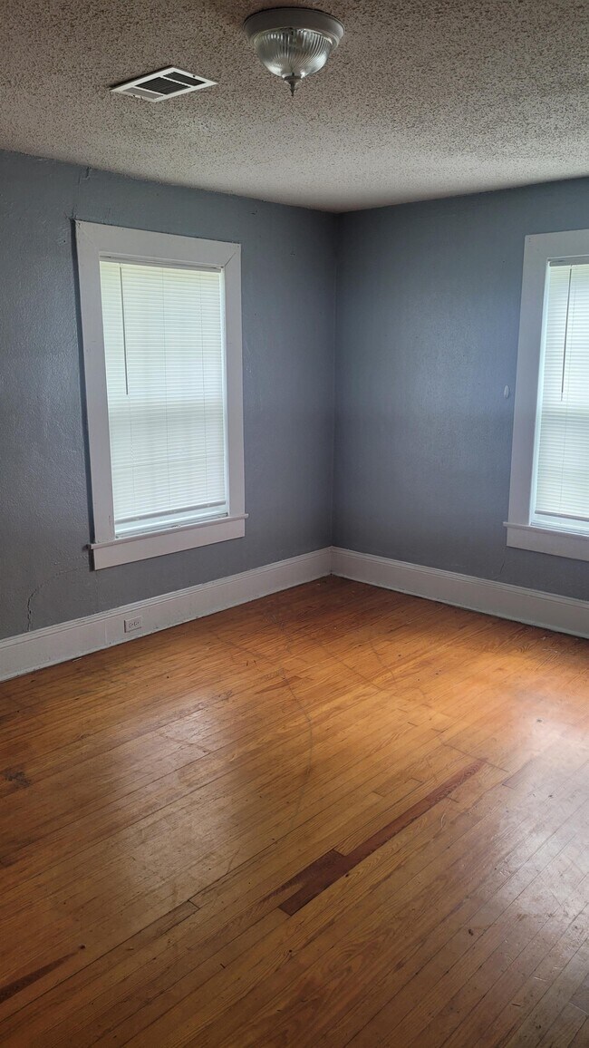 Foto del edificio - 2225 E 6th St